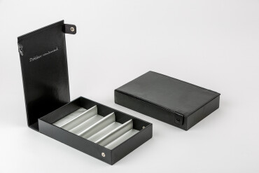 brillenbox laag zwart-zilver